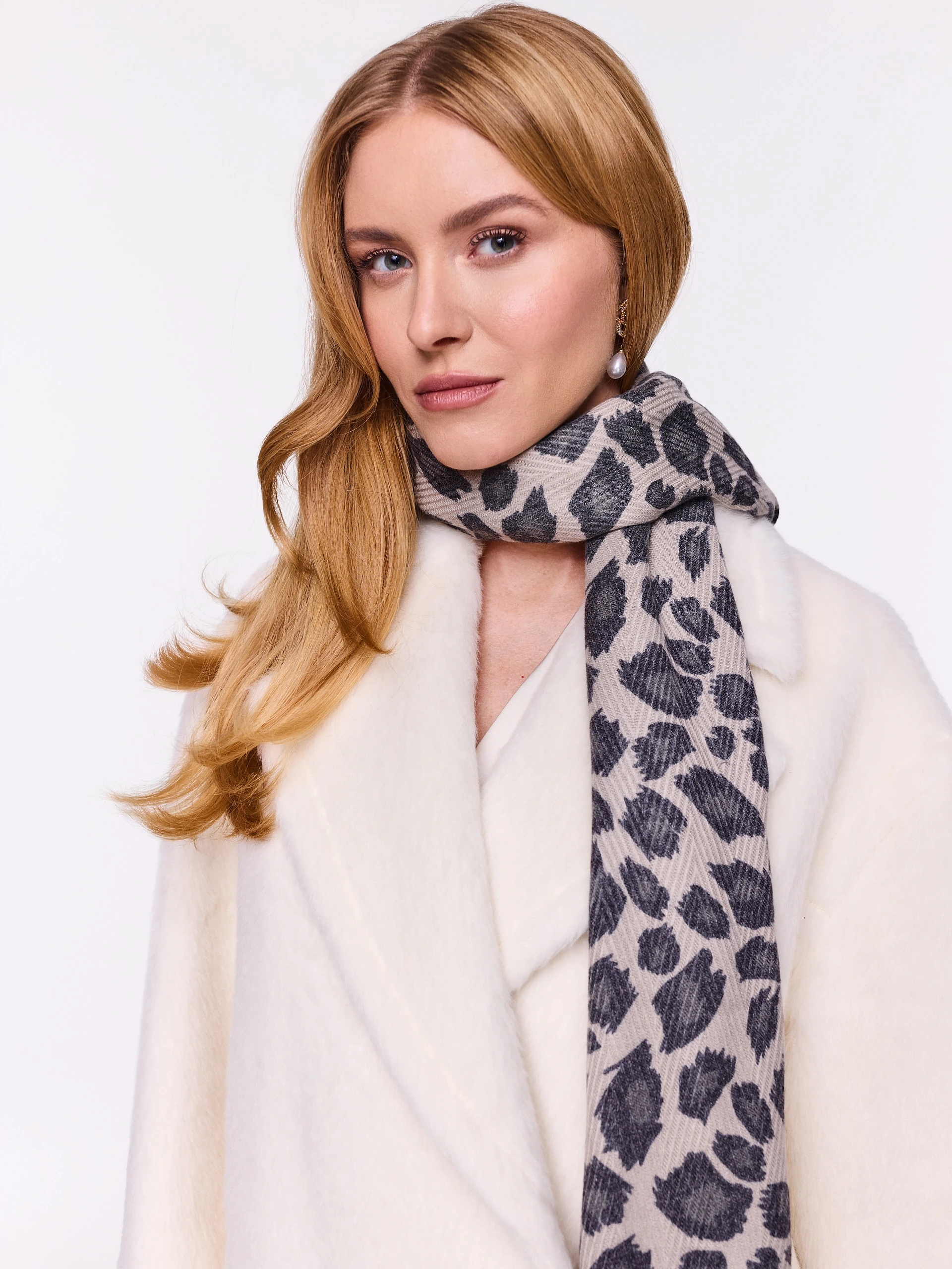 Elegancki szal z wełną w zwierzęcy print