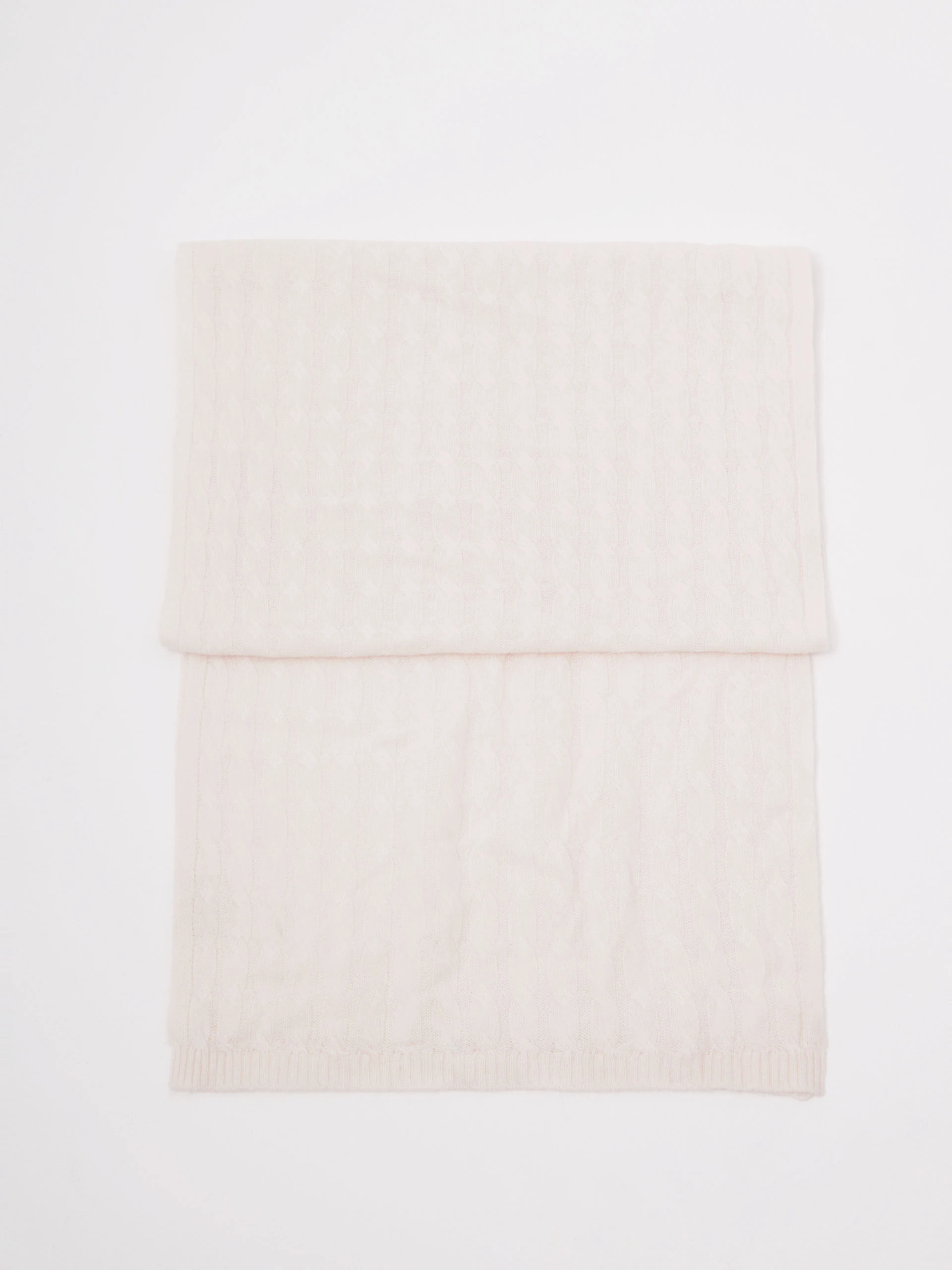 Creamy cashmere scarf with a braided weave