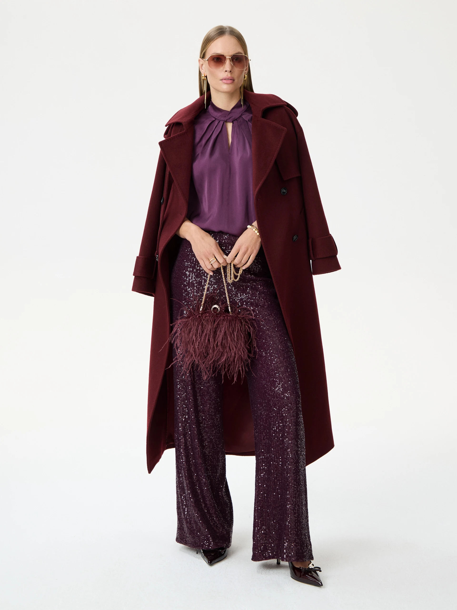 Elegant clutch bag with ostrich feathers