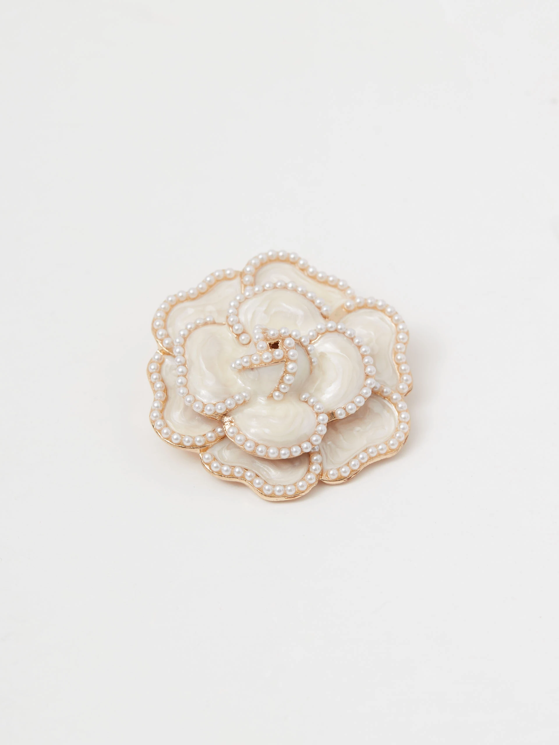 Flower-shaped brooch decorated with pearl beads