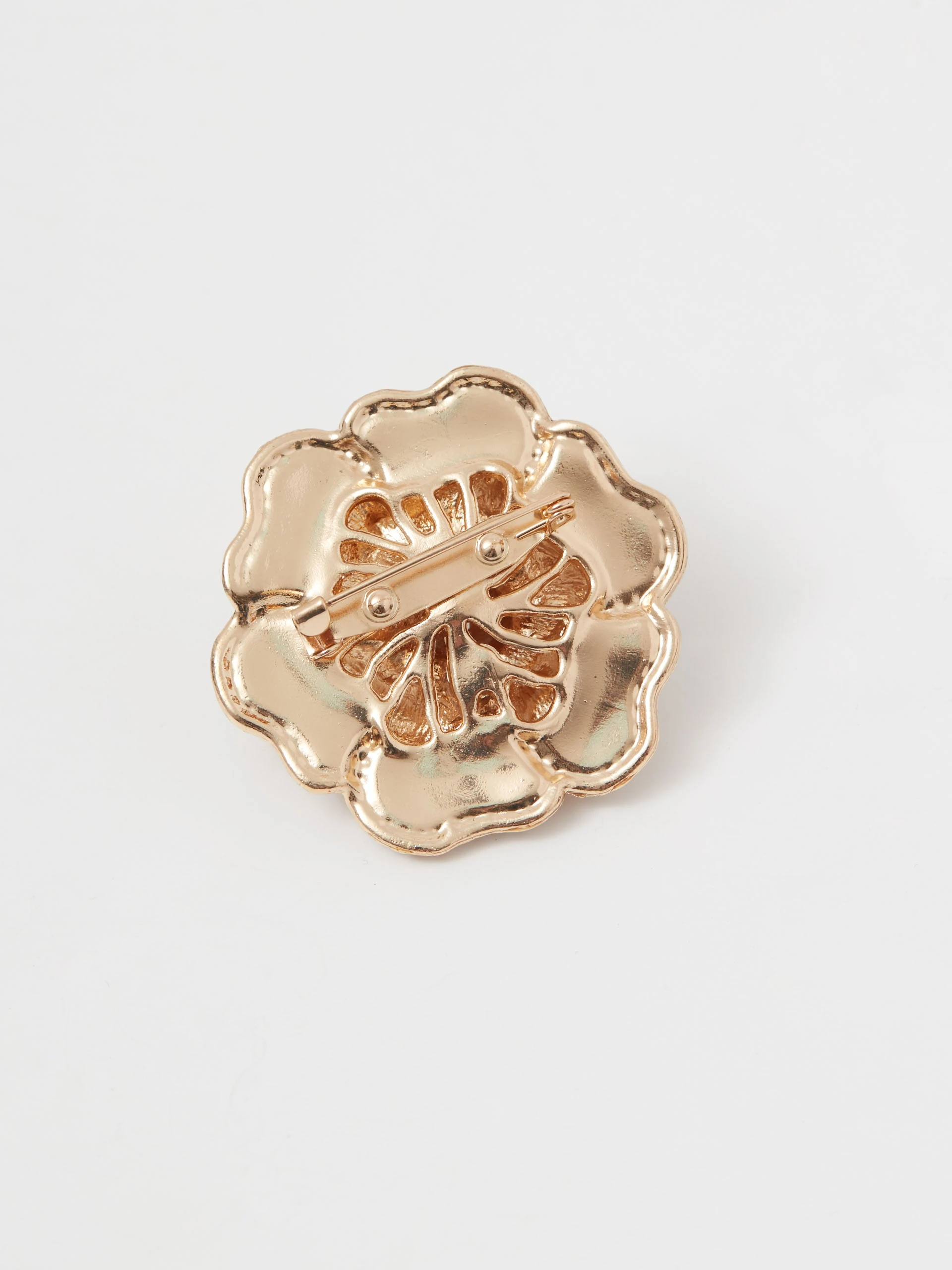 Flower-shaped brooch decorated with pearl beads