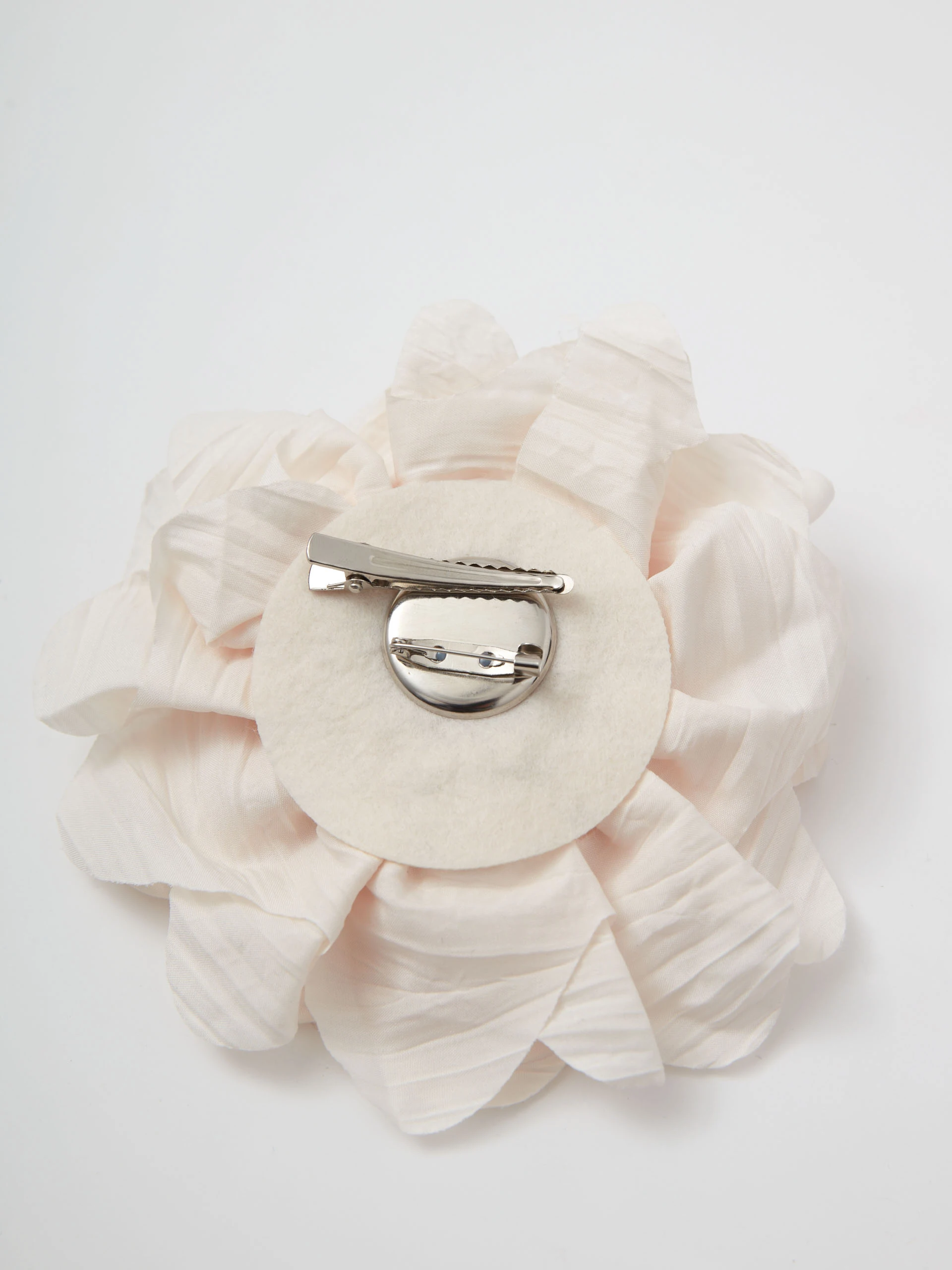 Brooch with a rose-shaped pin