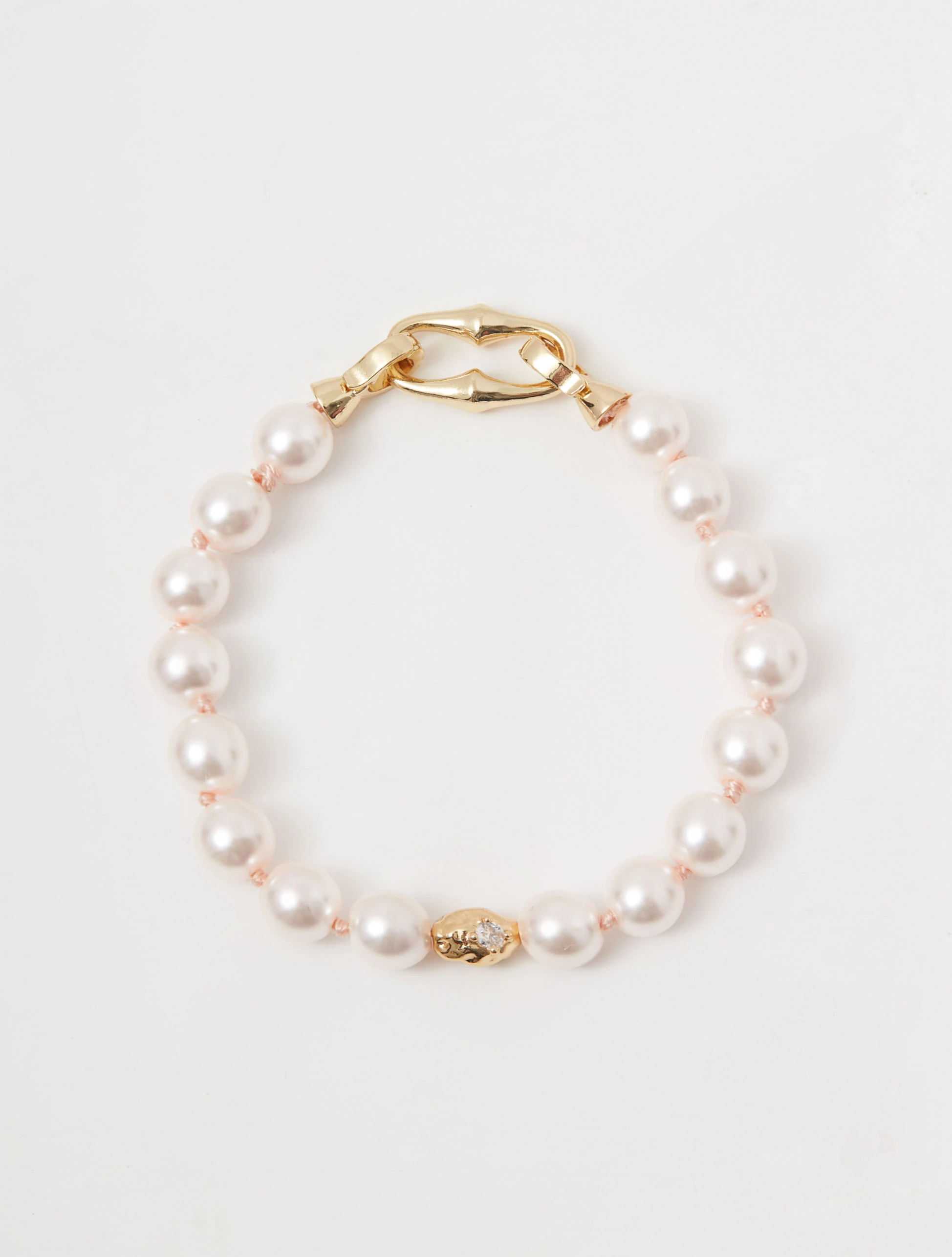 Glass pearl bracelet with gold-plated clasp