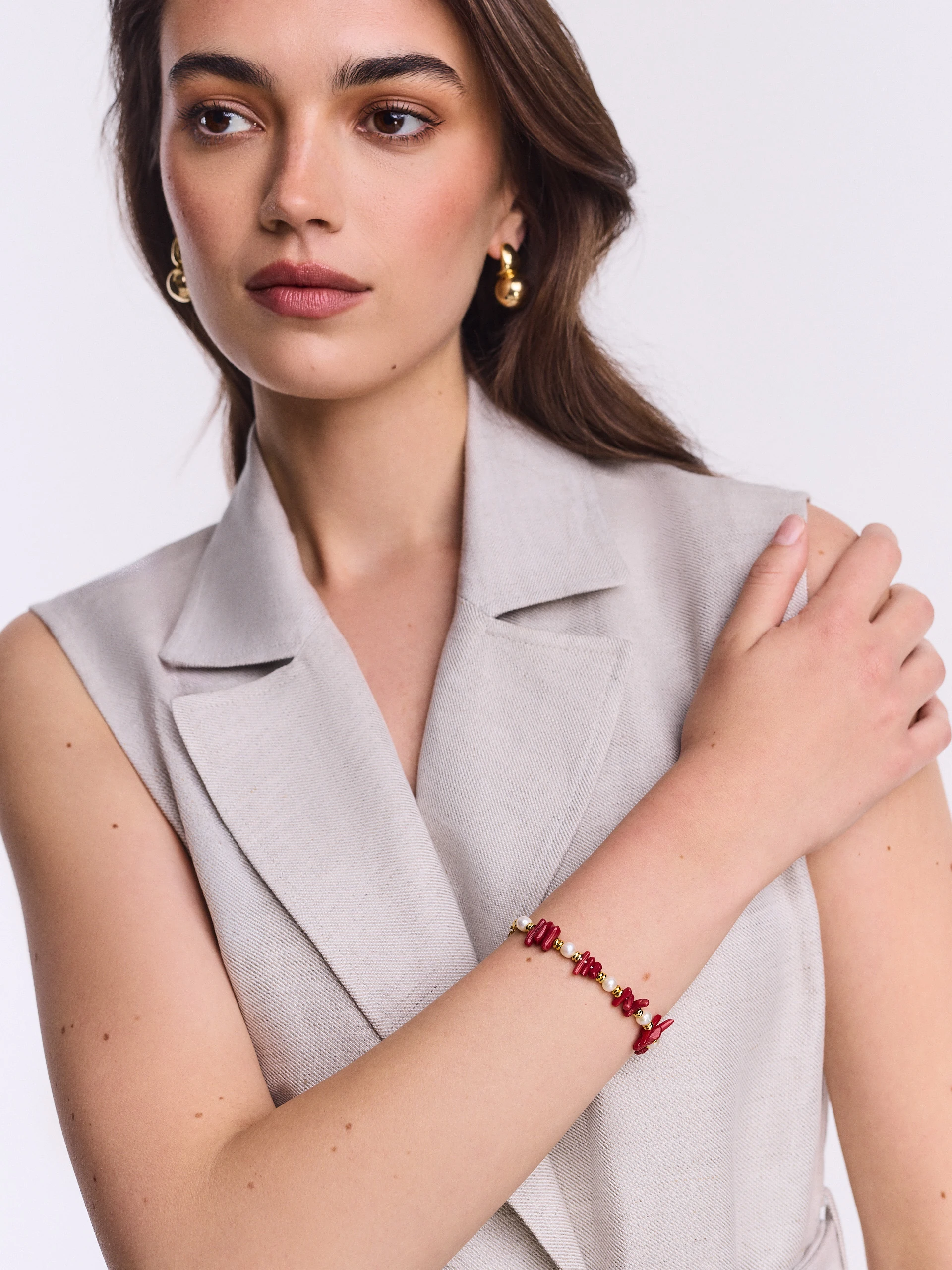 Gold-plated bracelet with pearls and red beads