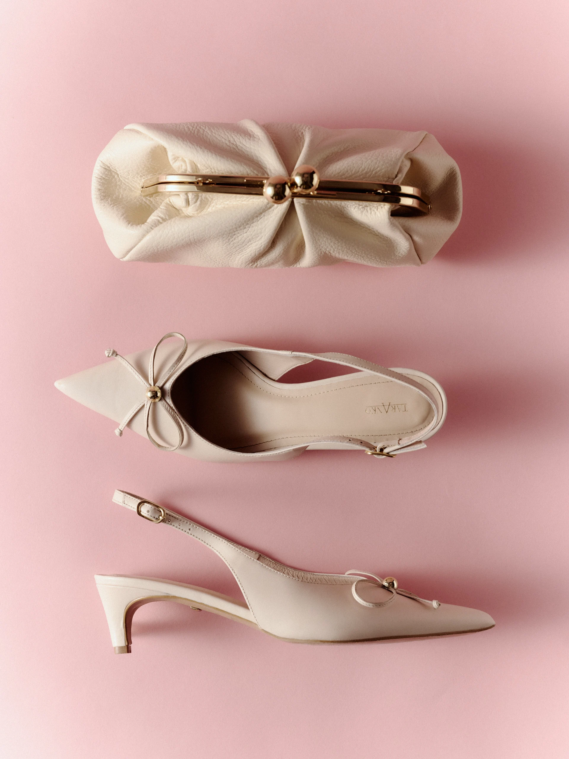 Cream leather pumps with decorative bow