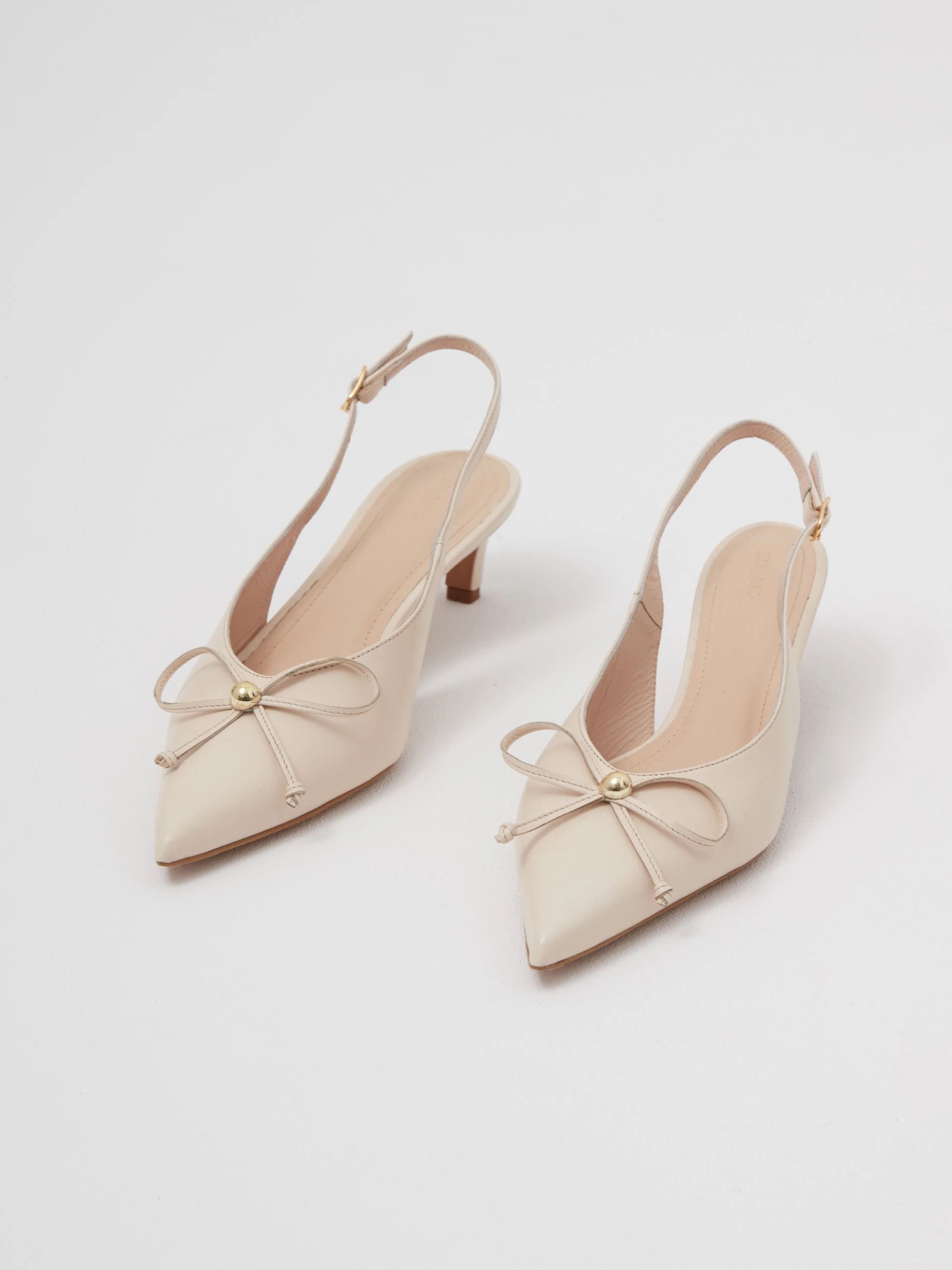 Cream leather pumps with decorative bow