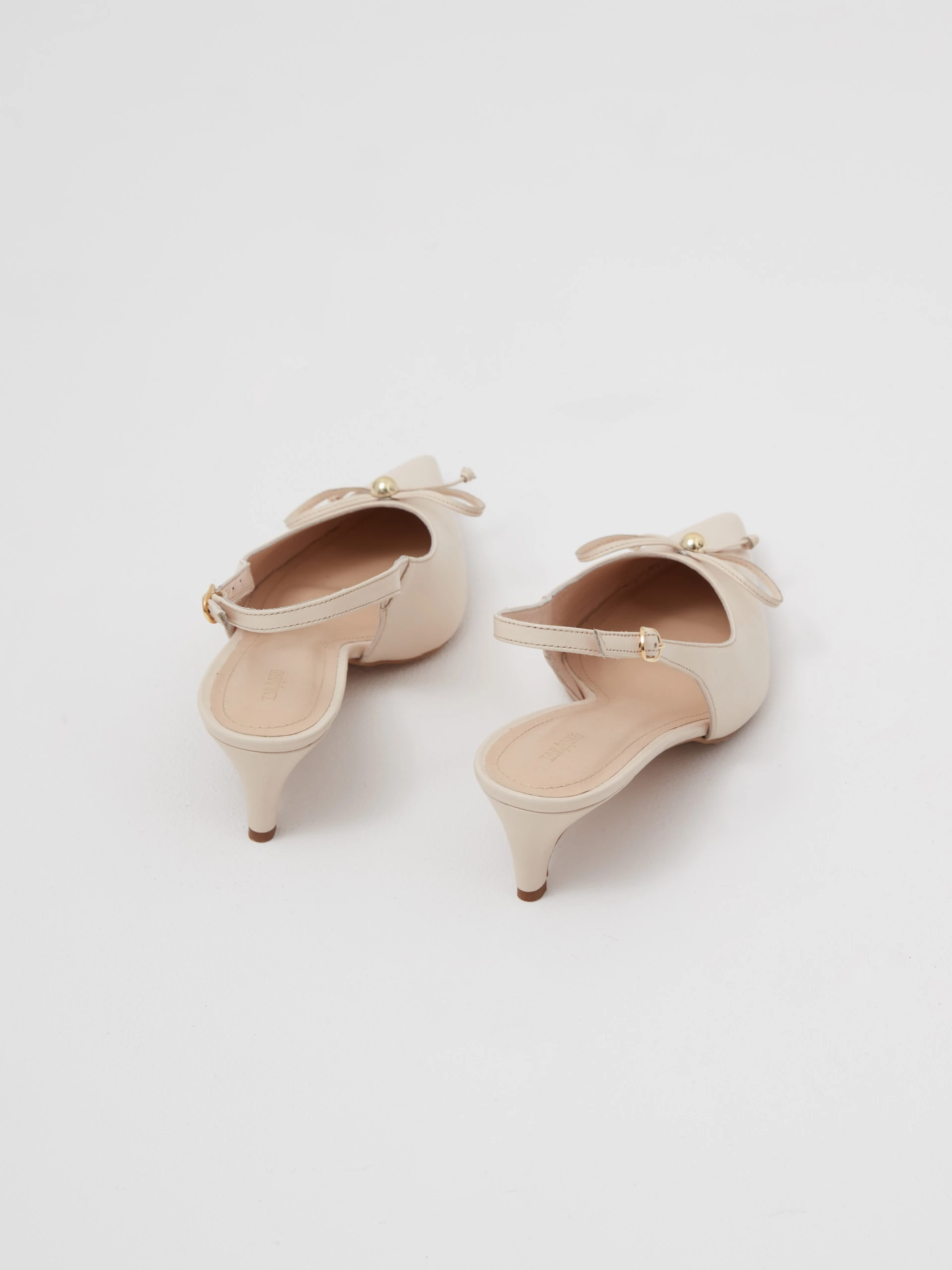Cream leather pumps with decorative bow