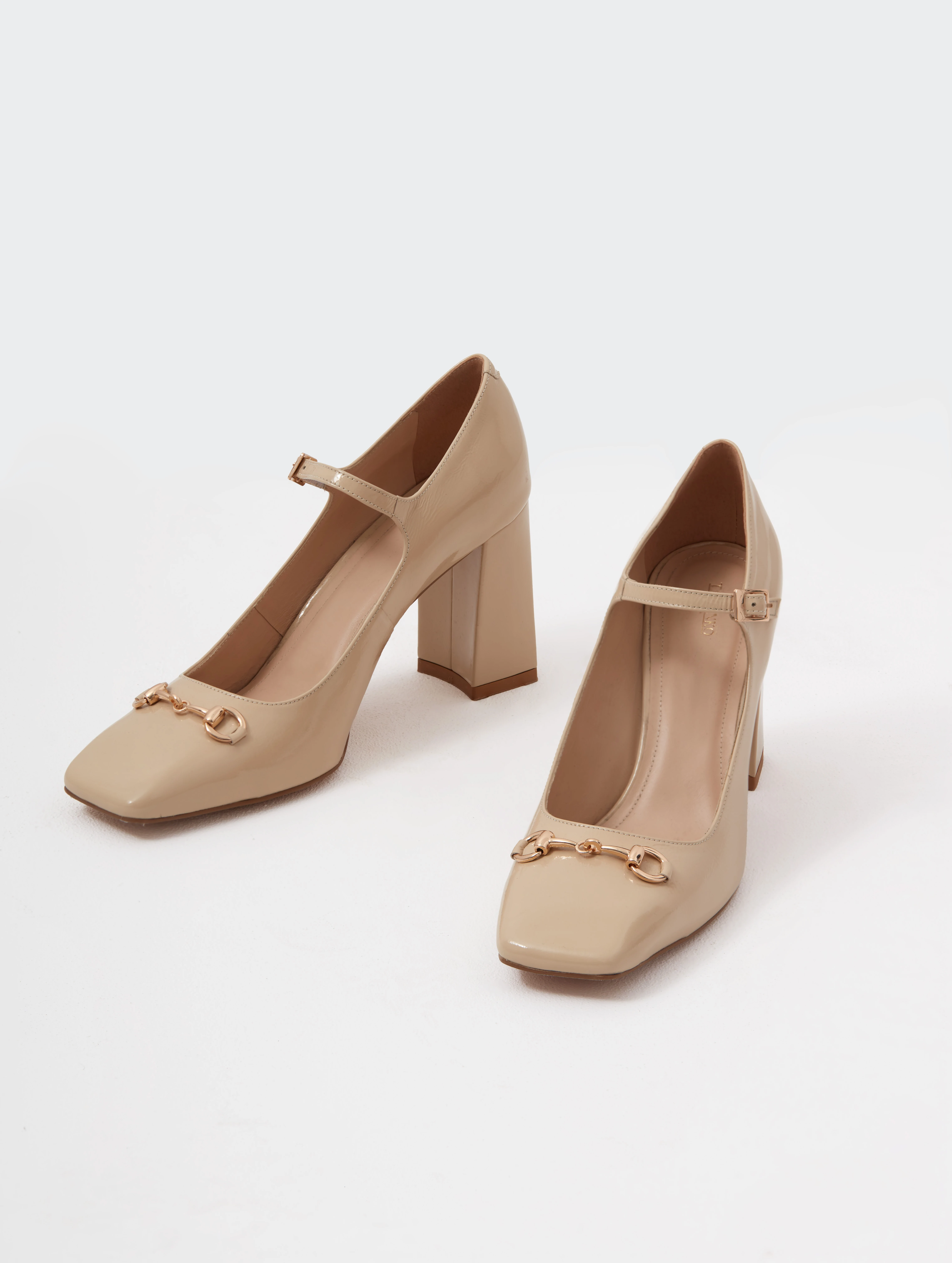 Beige heeled pumps with decorative chains