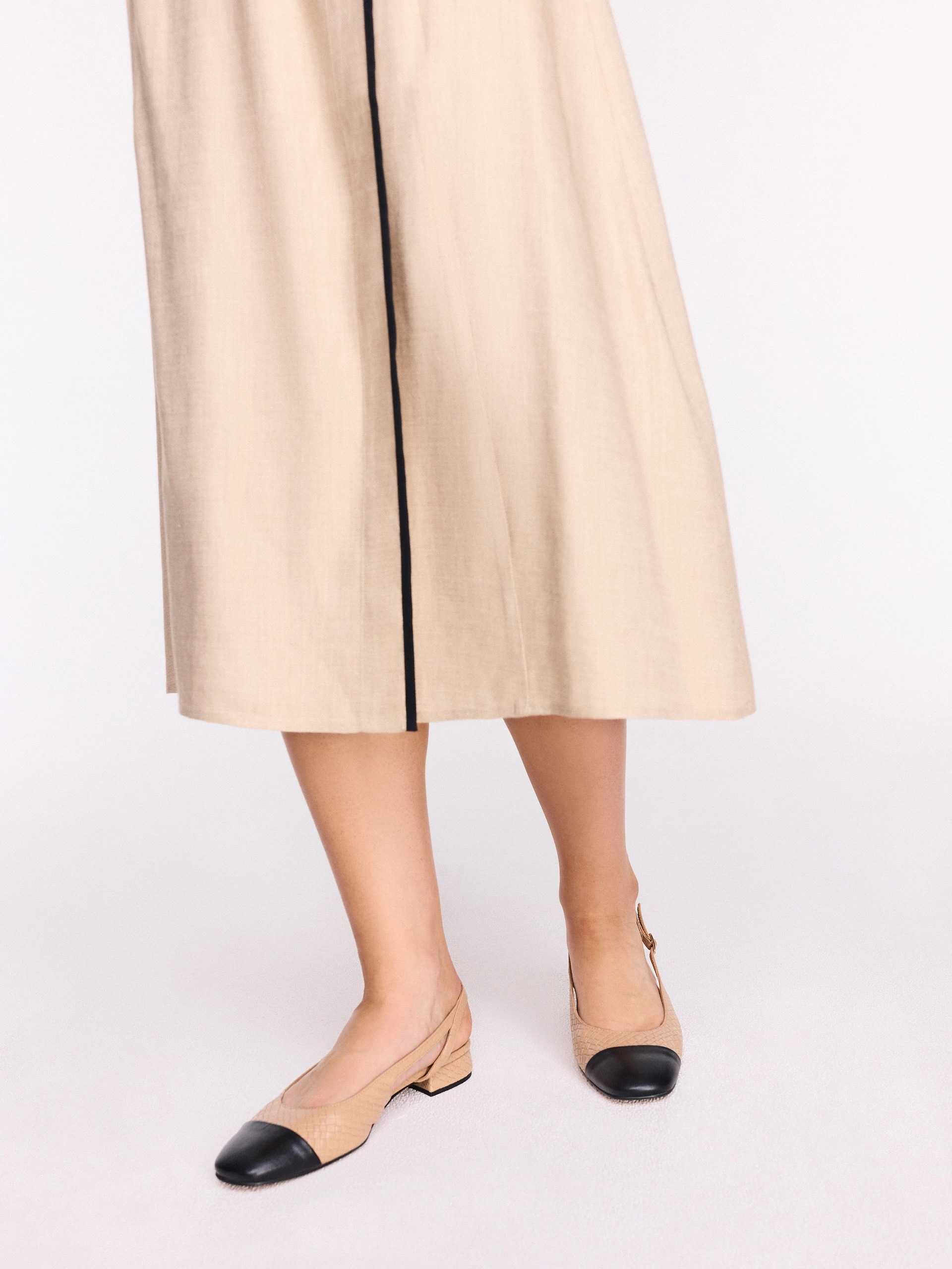 Płaskie skórzane czółenka w typie slingback
