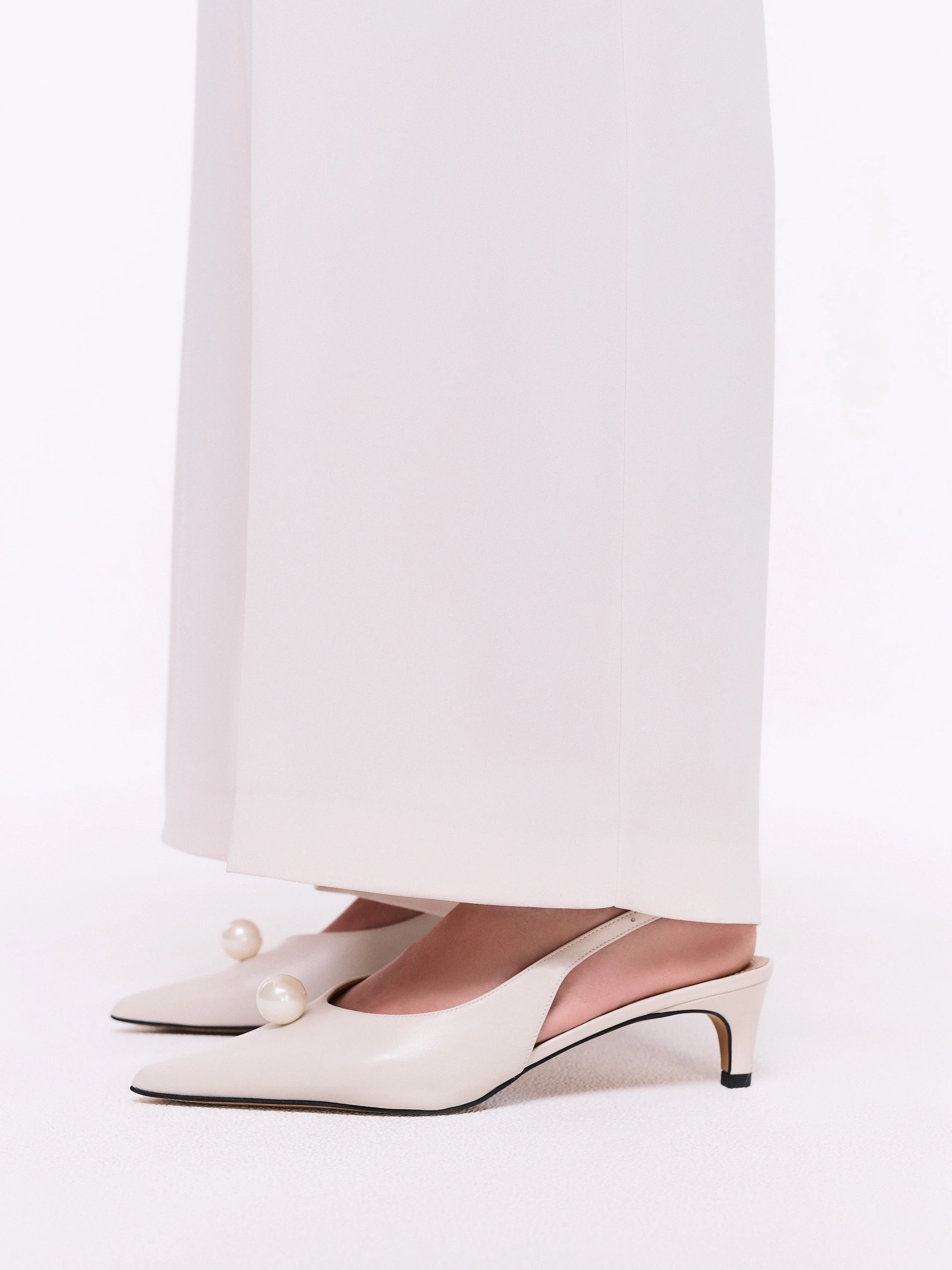 Leather cream pumps with pearls