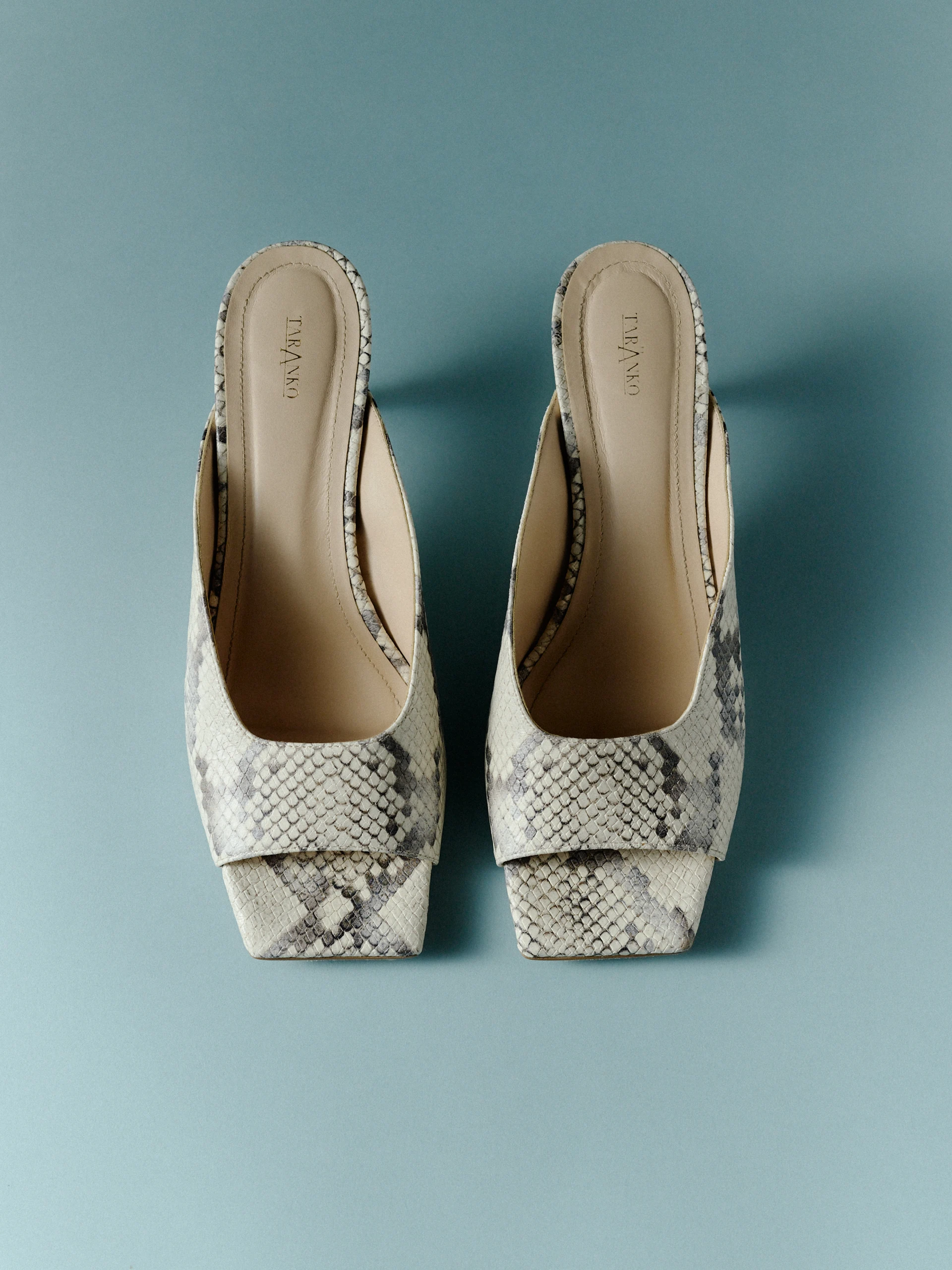 Leather flip-flops with an animal print