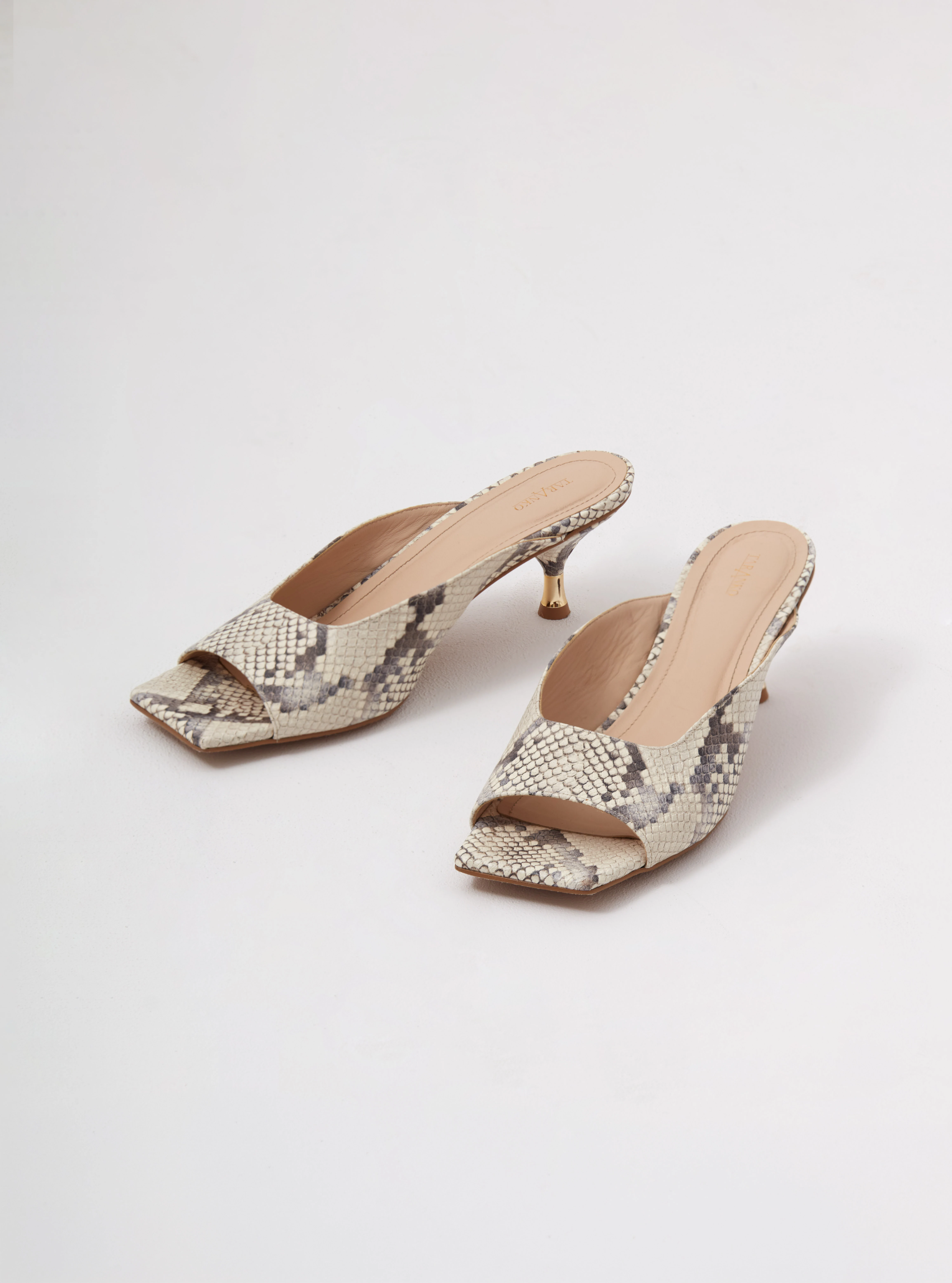 Leather flip-flops with an animal print