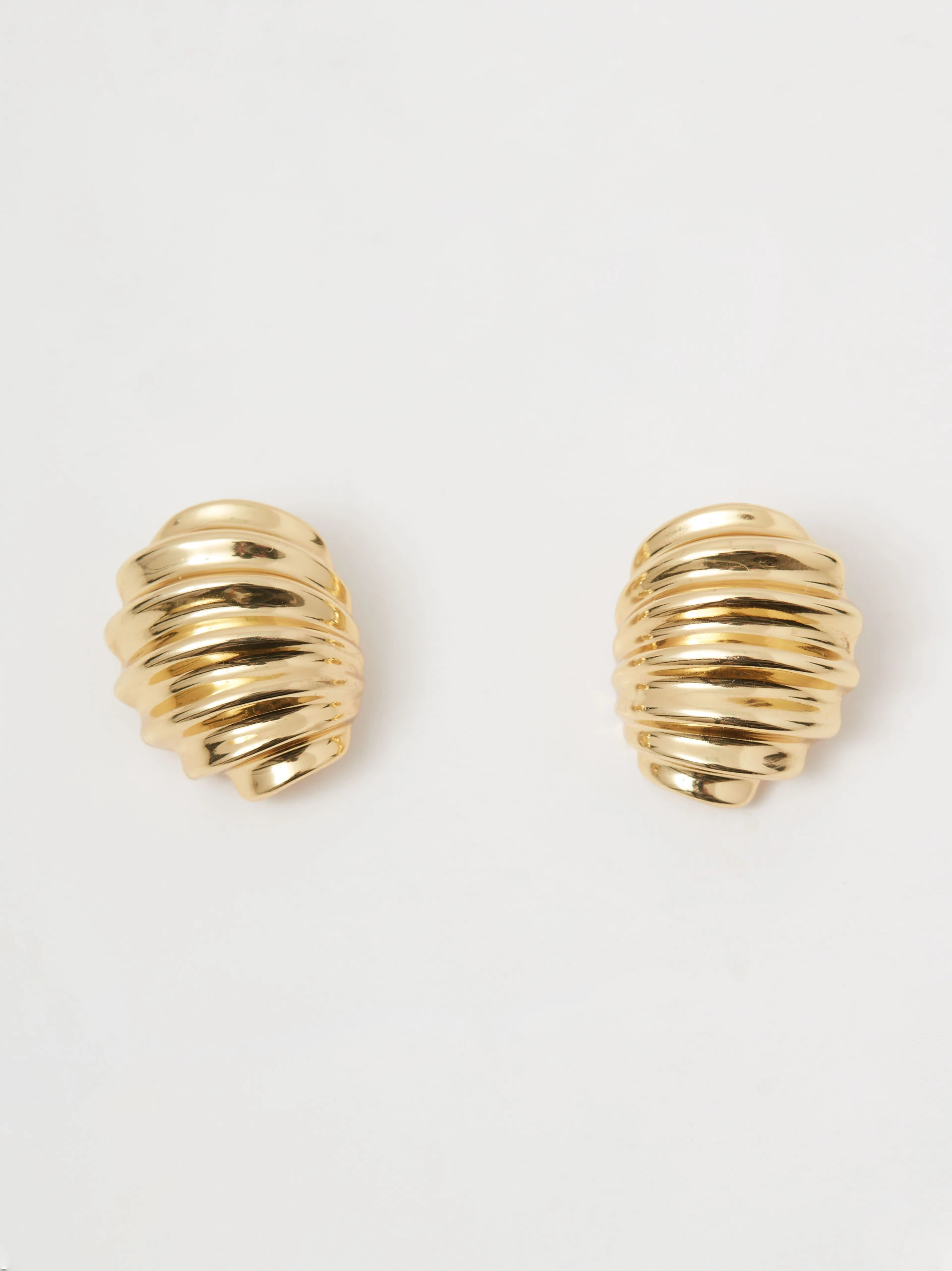 Gold-plated earrings with a ribbed finish