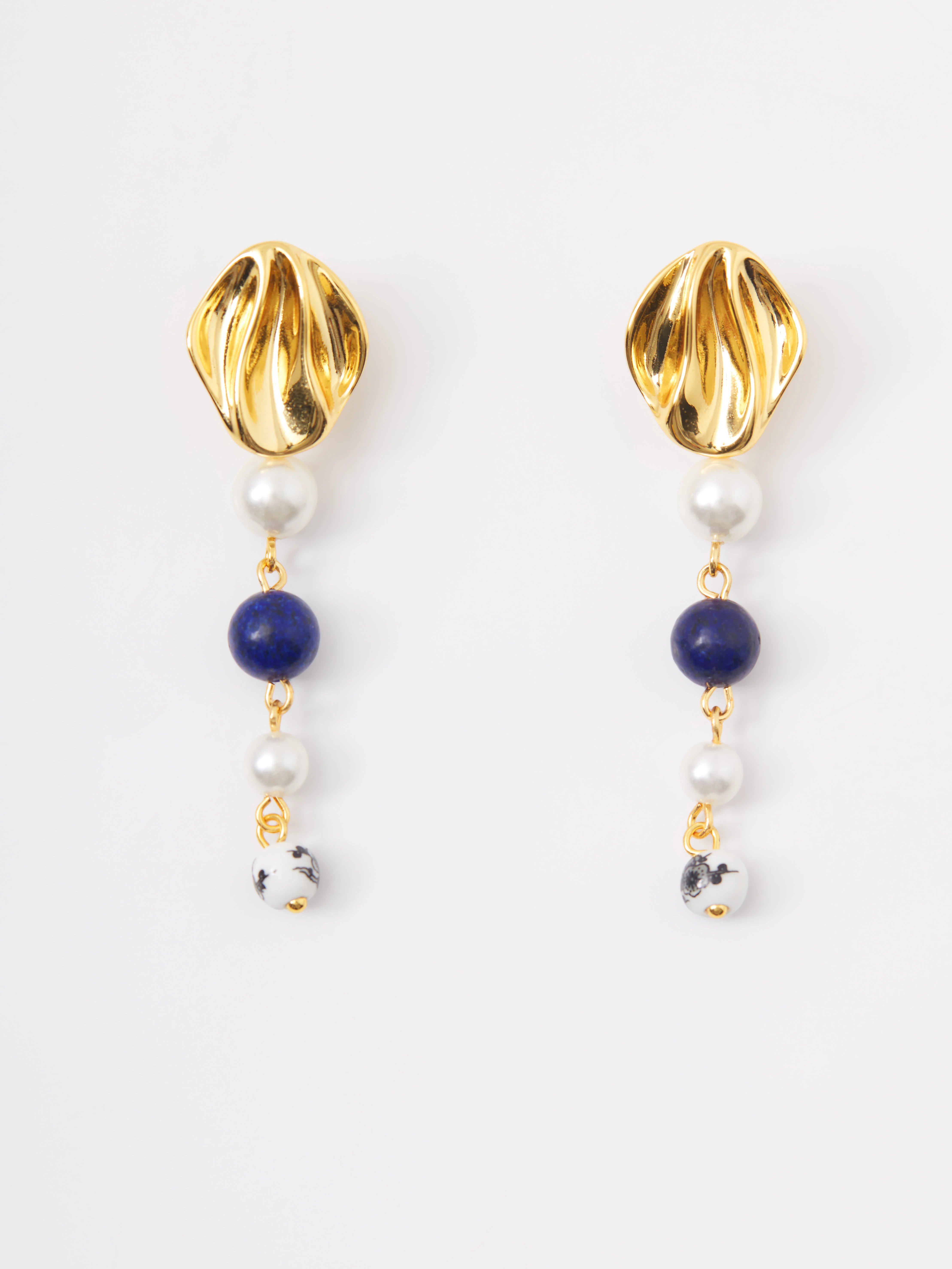 Long earrings with lapis lazuli and a cultured pearl