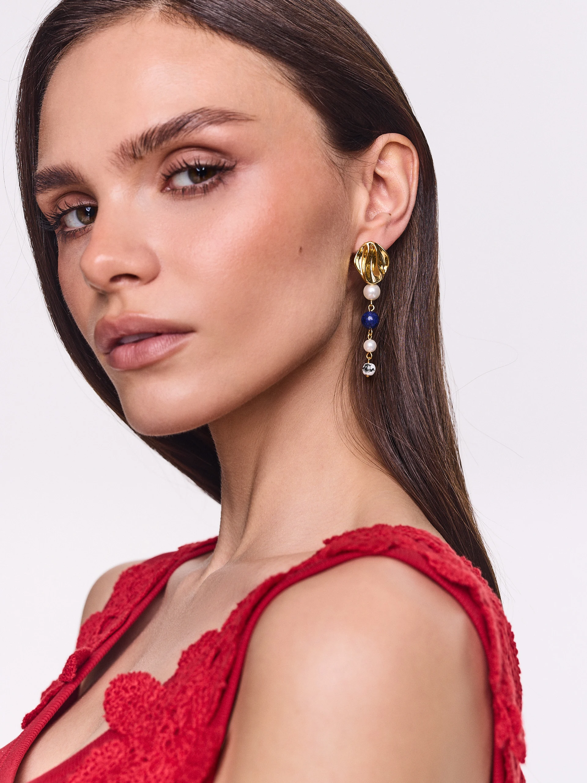 Long earrings with lapis lazuli and a cultured pearl