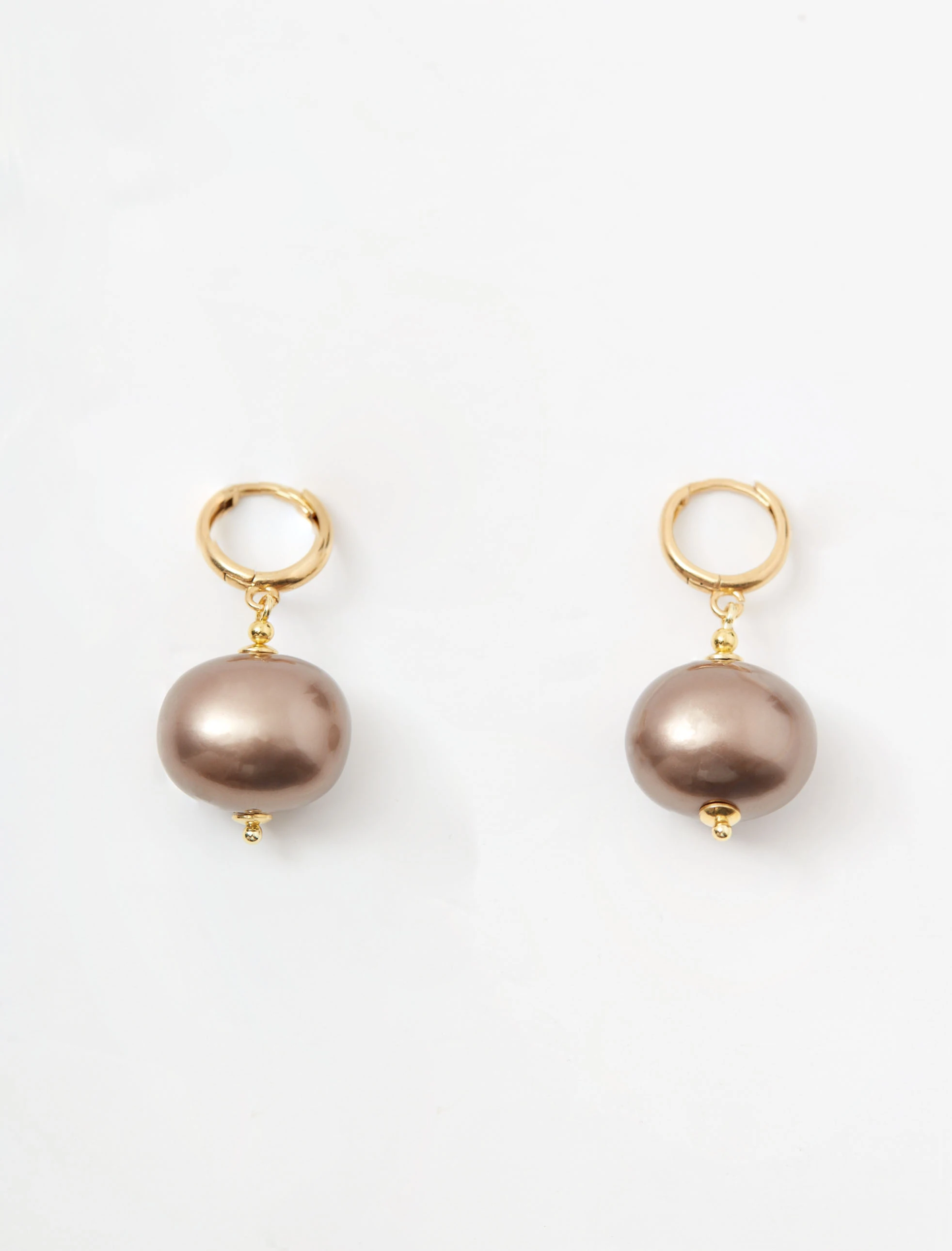 Earrings with natural pearls