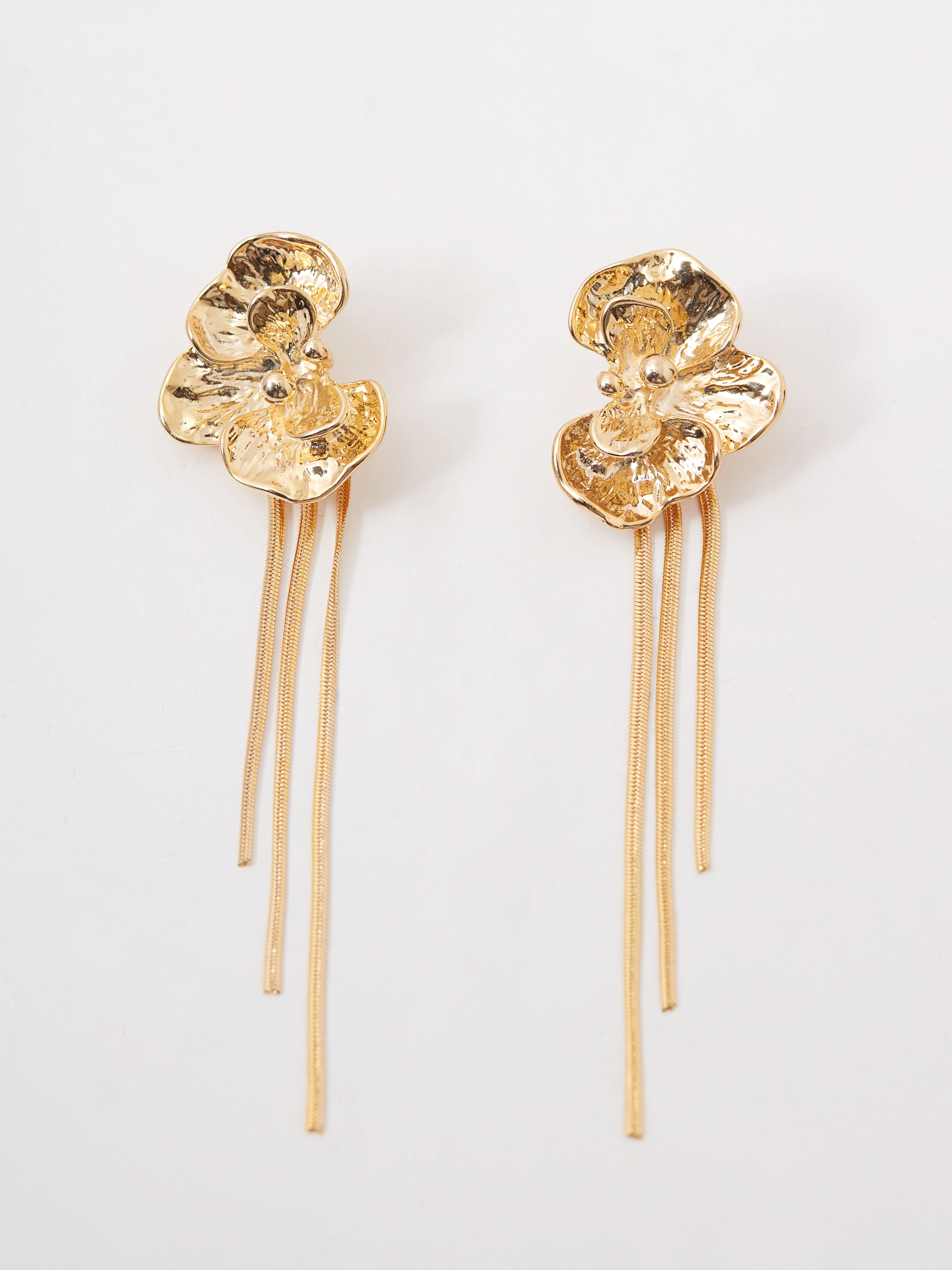 Long earrings with a gold flower