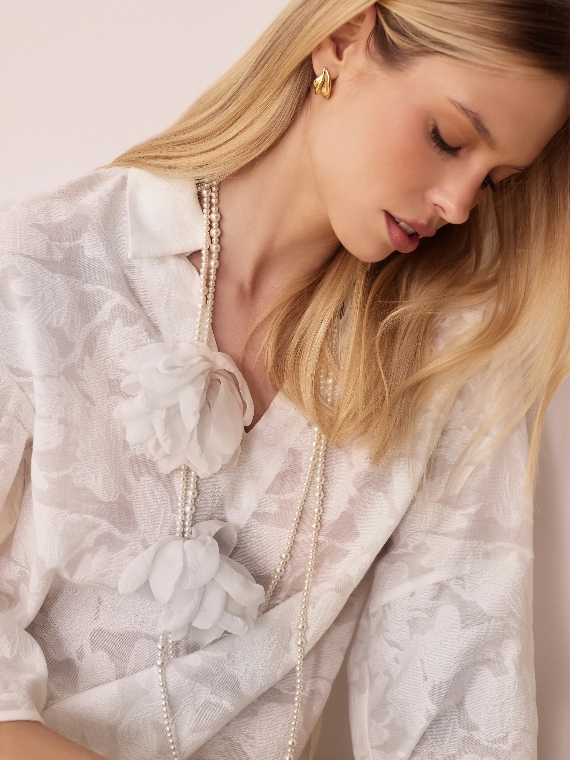 Double necklace made of glass pearls with flowers