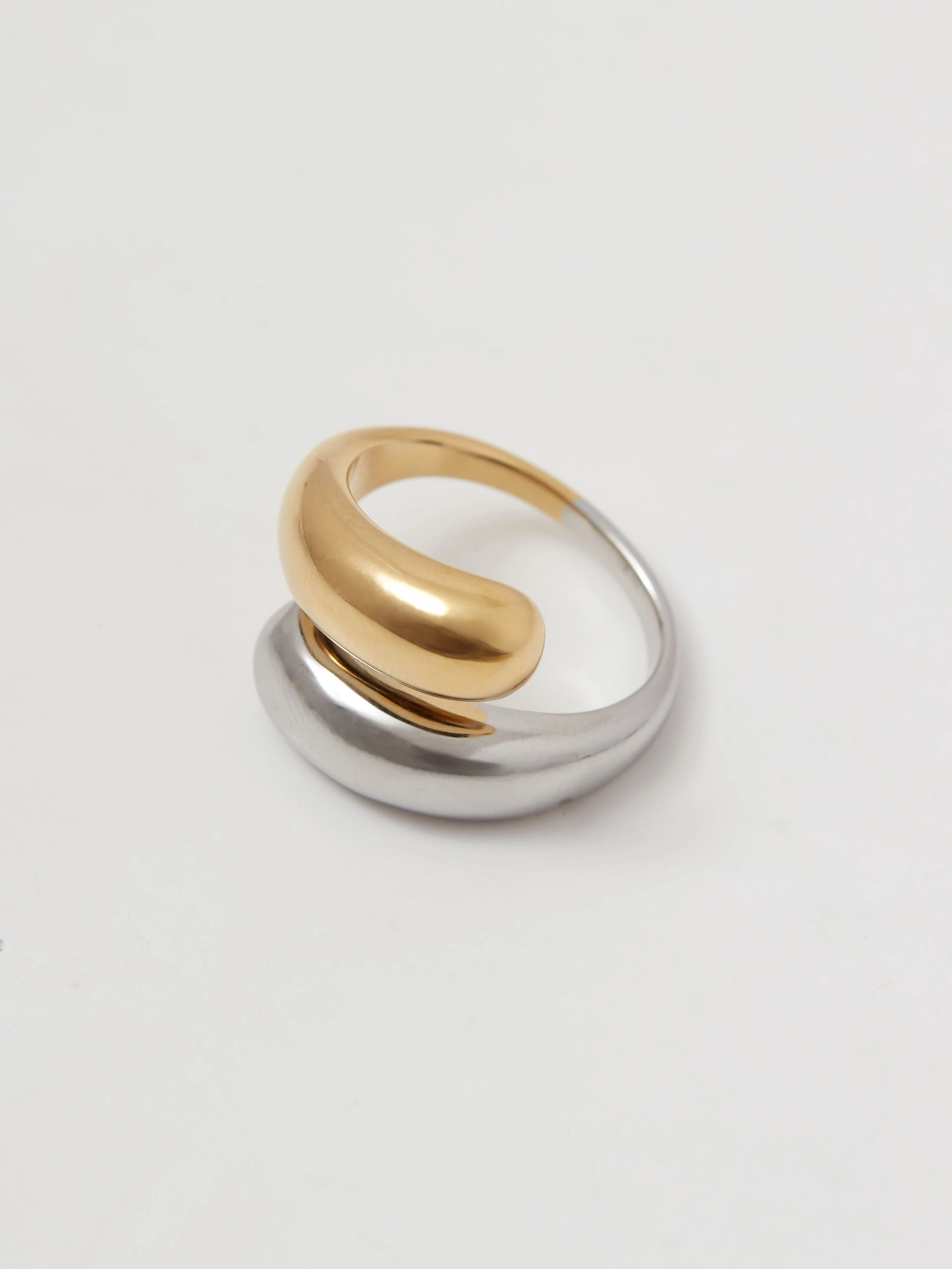 Ring in gold and silver colors