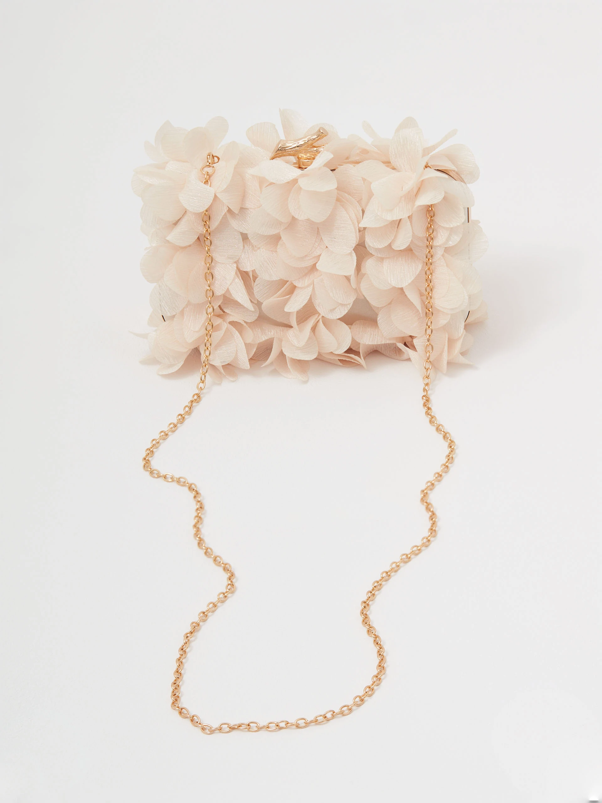 Elegant handbag with voluminous roses