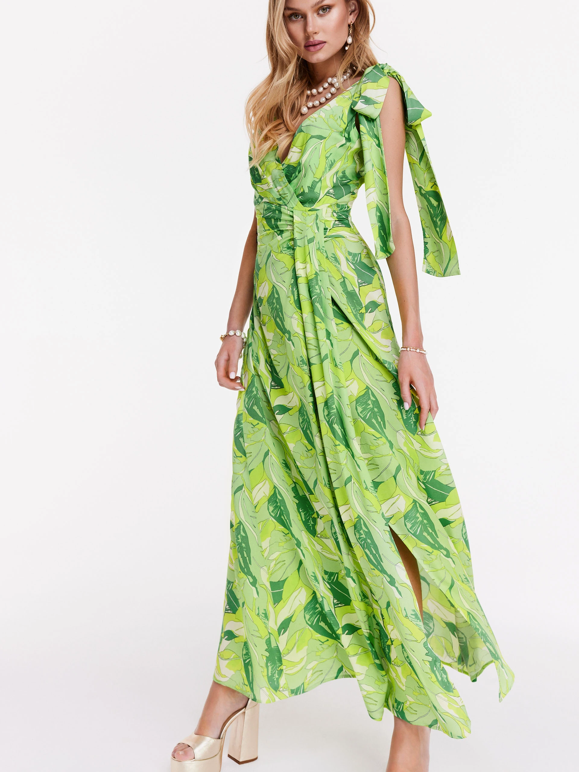 Sleeveless dress with floral pattern