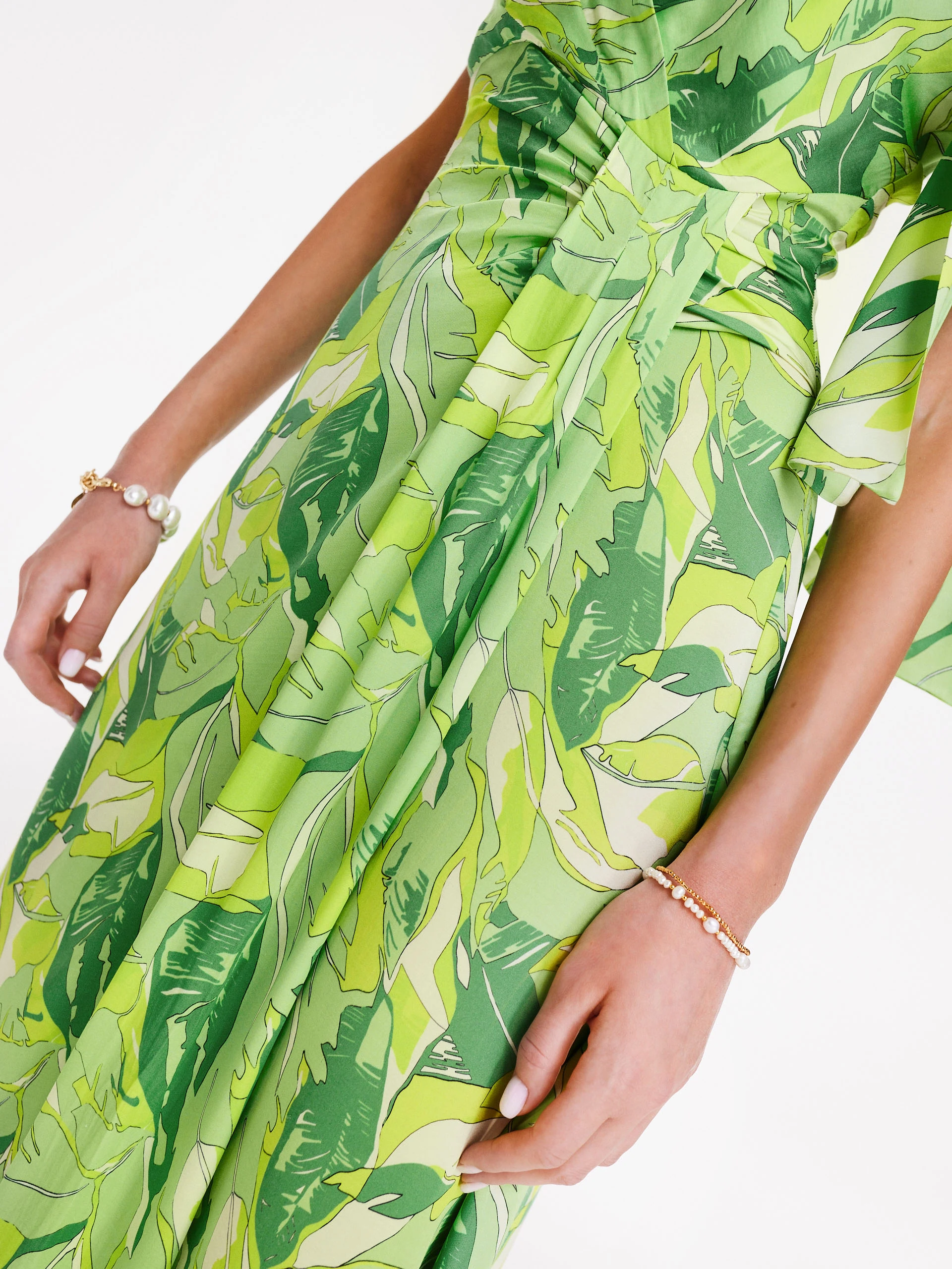 Sleeveless dress with floral pattern