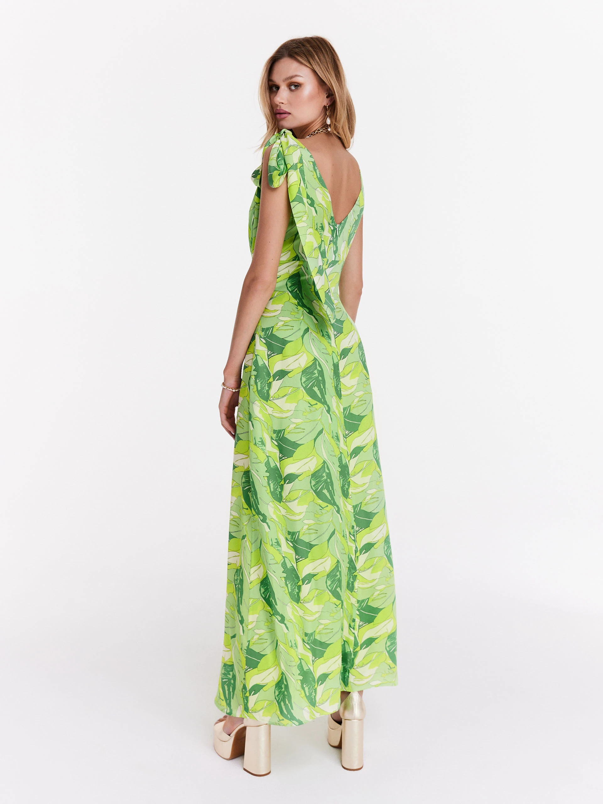 Sleeveless dress with floral pattern