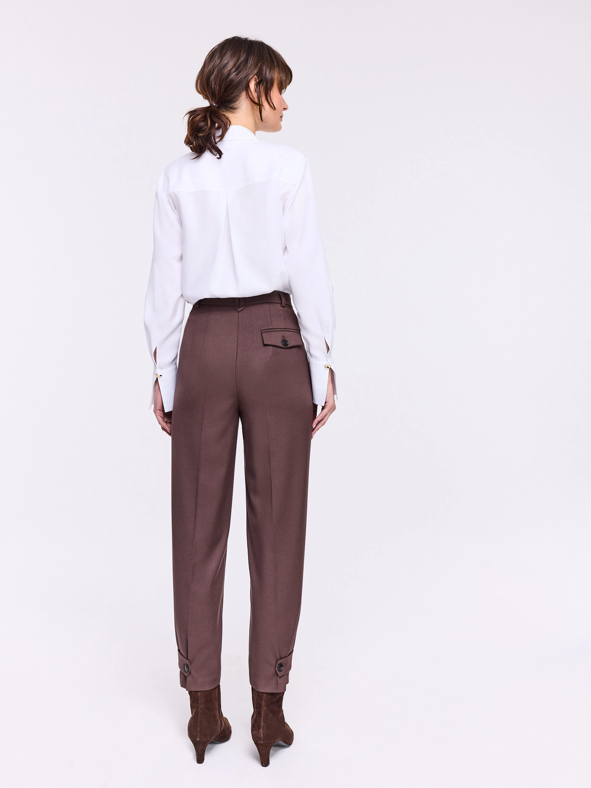 Elegant white shirt with gold-colored buttons