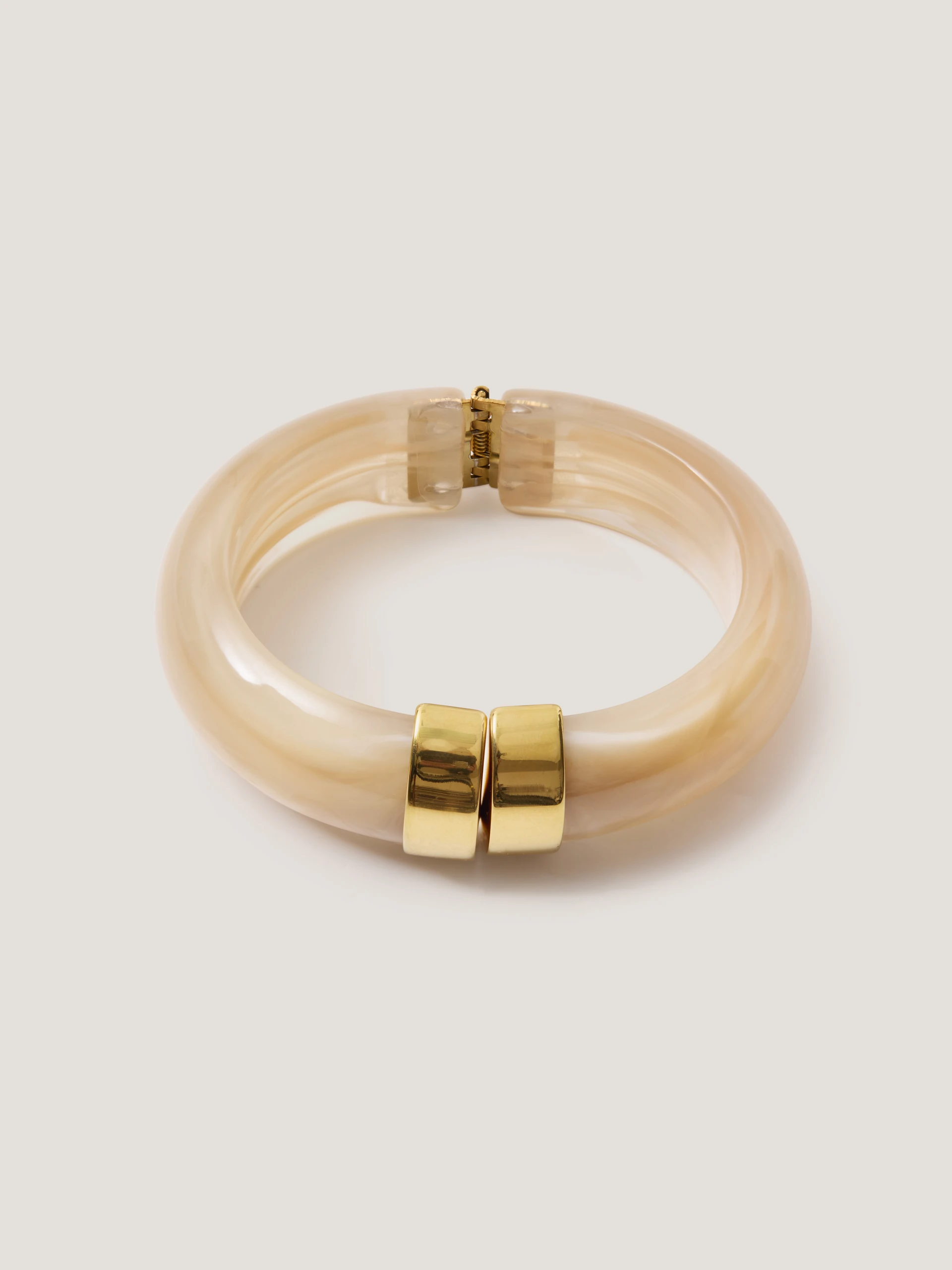 A rigid bracelet with a marbled effect
