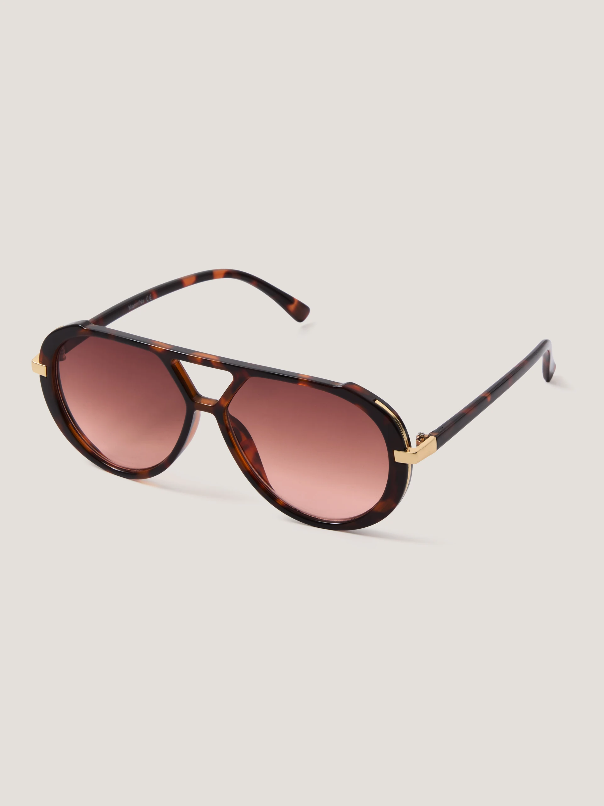 Sunglasses with tortoiseshell frames
