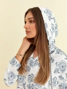BIAŁA BLUZA Z KAPTUREM W BŁĘKITNE WZORY