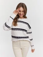 Biały warkoczowy sweter w paski