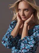 NIEBIESKA SUKIENKA W KWIATY