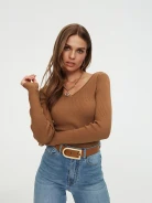 Brązowy dopasowany sweter