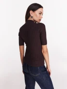Prążkowany brązowy sweter z krótkim rękawem
