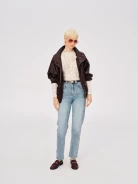 Jasne spodnie typu mom jeans z wysokim stanem