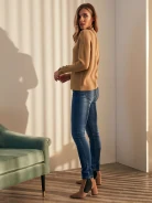SWETER Z OBNIŻONĄ LINIĄ RAMION