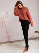 SWETER Z OBNIŻONĄ LINIĄ RAMION