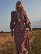 Brązowa sukienka midi w stylu boho