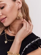 Hanging beige flower-shaped earrings