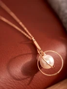 NECKLACE WITH DECORATIVE PEARL