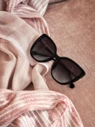 CAT-EYE GLASSES