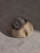 BEŻOWY BERET Z POMPONEM