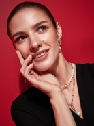 Asymmetrical necklace with pearls