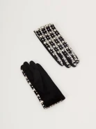 Knitted gloves in checkered pattern