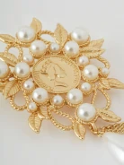 Brooch with pearls and chain