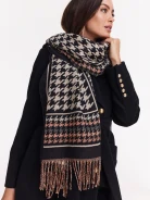 Pepeta scarf decorated with tassels