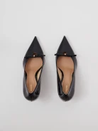 Black patent leather pumps with bow