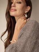 Elegant gold-plated earrings with pearl eyes
