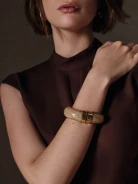A rigid bracelet with a marbled effect